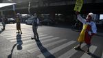 Saat Badut Ajak Warga di Jakarta Pakai Masker