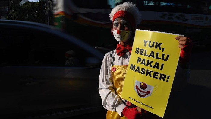 Saat Badut Ajak Warga di Jakarta Pakai Masker Indonesia masih terus berkutat menanggulangi pandemi COVID-19. Komunitas Aku Badut Indonesia (ABI) ikut turun ke jalan guna mensosialisasikan penggunaan masker.