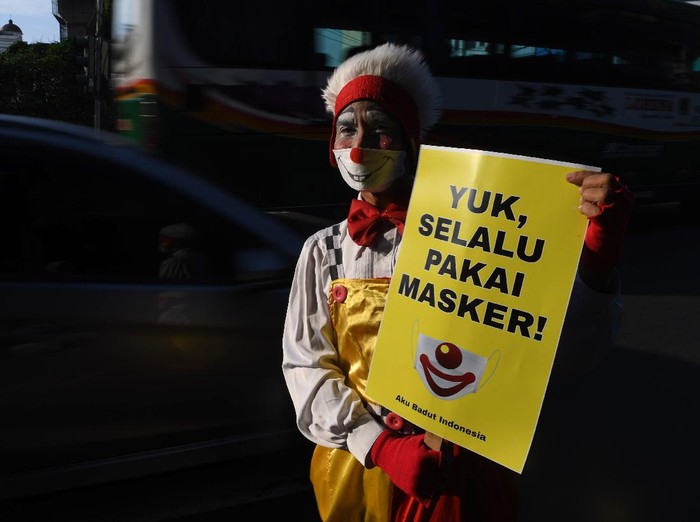 Indonesia masih terus berkutat menanggulangi pandemi COVID-19. Komunitas Aku Badut Indonesia (ABI) ikut turun ke jalan guna mensosialisasikan penggunaan masker.