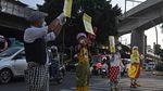 Saat Badut Ajak Warga di Jakarta Pakai Masker