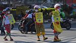 Saat Badut Ajak Warga di Jakarta Pakai Masker