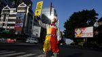 Saat Badut Ajak Warga di Jakarta Pakai Masker