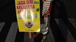 Saat Badut Ajak Warga di Jakarta Pakai Masker