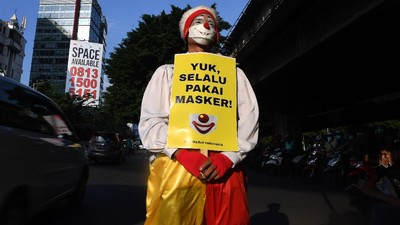 Saat Badut Ajak Warga di Jakarta Pakai Masker
