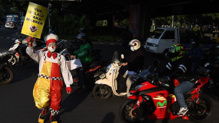 Saat Badut Ajak Warga di Jakarta Pakai Masker Indonesia masih terus berkutat menanggulangi pandemi COVID-19. Komunitas Aku Badut Indonesia (ABI) ikut turun ke jalan guna mensosialisasikan penggunaan masker.