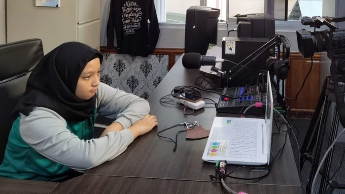 Salah satu siswi mengikuti MPLS daring di Riau (Raja-detikcom)