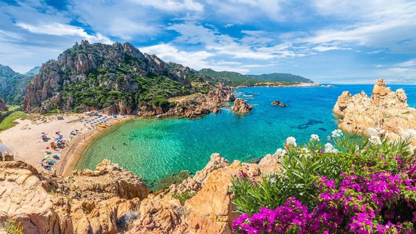 Ada keanehan genetika yang ditemukan oleh peneliti pada penghuni Sardinia, Italia yang dikaitkan dengan umur yang panjang. Mereka juga hidup sangat aktif dengan berburu dan memakan makanan sehat. (Getty Images/iStockphoto/Balate Dorin)