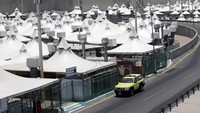 Mobil polisi berpatroli di tenda penginapan di Mina, dekat kota suci mekkah menjelang musim haji. (AP/Amr Nabil)
