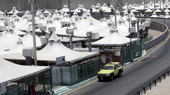 Saudi Arabia Hajj A police vehicle patrols a tent camp in Mina, near the Muslim holy city of Mecca, ahead of the upcoming annual hajj pilgrimage, Monday, July 12, 2021. The pilgrimage to Mecca required once in a lifetime of every Muslim who can afford it and is physically able to make it, used to draw more than 2 million people. But for a second straight year it has been curtailed due to the coronavirus with only vaccinated people in Saudi Arabia able to participate. (AP Photo/Amr Nabil)