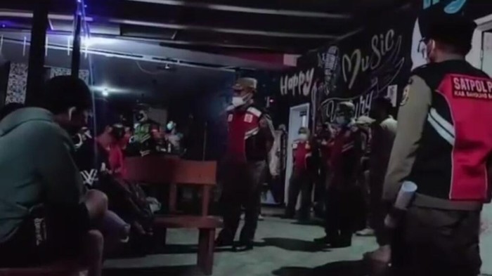 Sebuah tempat karaoke di Bandung Barat disegel petugas gegara langgar PPKM