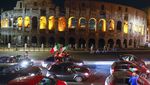 Semarak Fans Italia Pesta di Depan Colosseum
