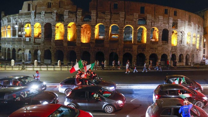 Semarak Fans Italia Pesta di Depan Colosseum Italia berhasil menjadi juara Euro 2020. Pendukungnya pun tumpah ruang dan berpesta di depan Colosseum di Roma, Italia.
