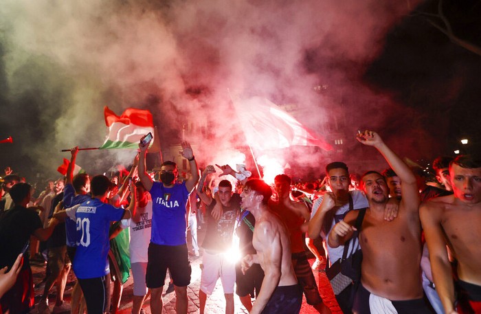Italia berhasil menjadi juara Euro 2020. Pendukungnya pun tumpah ruang dan berpesta di depan Colosseum di Roma, Italia.