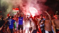 Mereka juga menyalakan flare yang membuat suasana semakin meriah. AP/Riccardo De Luca  