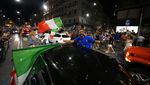 Semarak Fans Italia Pesta di Depan Colosseum