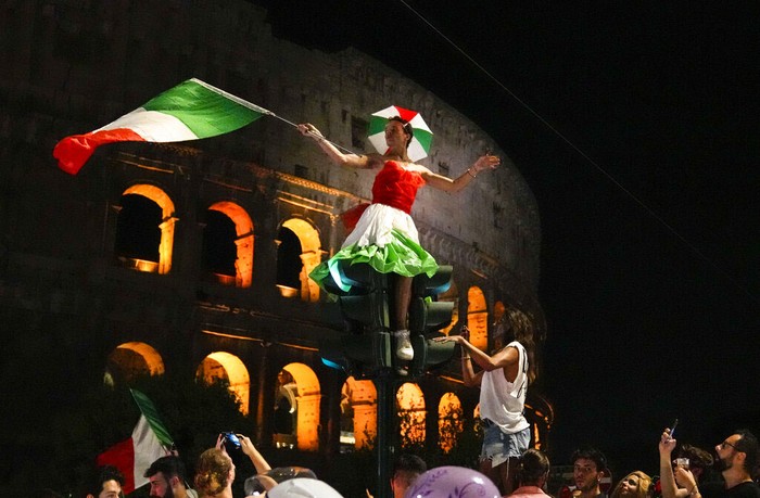 Semarak Fans Italia Pesta di Depan Colosseum Italia berhasil menjadi juara Euro 2020. Pendukungnya pun tumpah ruang dan berpesta di depan Colosseum di Roma, Italia.