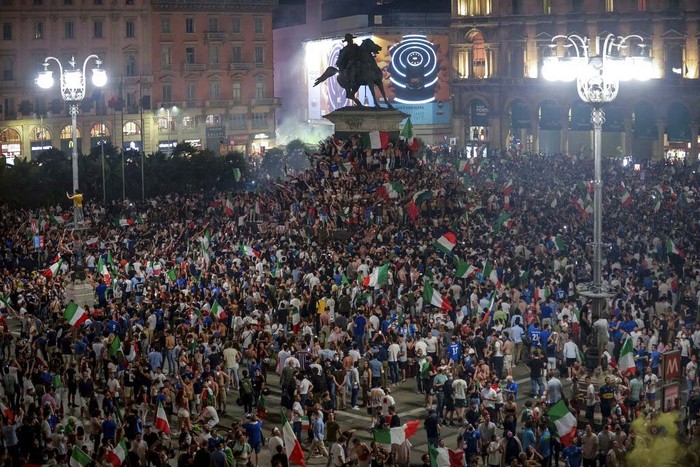 Italia berhasil menjadi juara Euro 2020. Pendukungnya pun tumpah ruang dan berpesta di depan Colosseum di Roma, Italia.