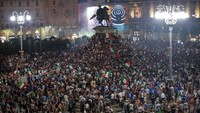 Prestasi ini dianggap sebagai hadiah buat masyarakat Italia yang selama hampir dua tahun ini berjuang menghadapi COVID-19. Negara itu tak hanya menderita akibat serangan virus tetapi juga resesi ekonomi mendalam. Foto: AP Photo