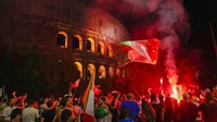 Fans Italia merayakan gelar juara Euro 2020 dengan berpesta di depan Colosseum di Roma. AP/Alessandra Tarantino  