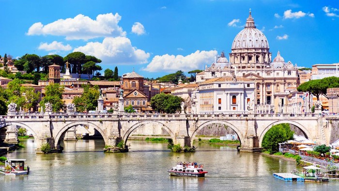 St. Peter Basilica di Vatican and sungai Tiber Roma