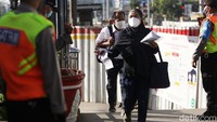 KAI Commuter pun menyesuaikan syarat untuk pengguna KRL di masa Pemberlakuan Pembatasan Kegiatan Masyarakat (PPKM) Darurat, yaitu seluruh calon pengguna KRL wajib menunjukkan STRP atau Surat Keterangan lainnya yang dikeluarkan Pemerintah Daerah setempat, pimpinan instansi dan perusahaan atau kantor di sektor esensial dan kritikal.  