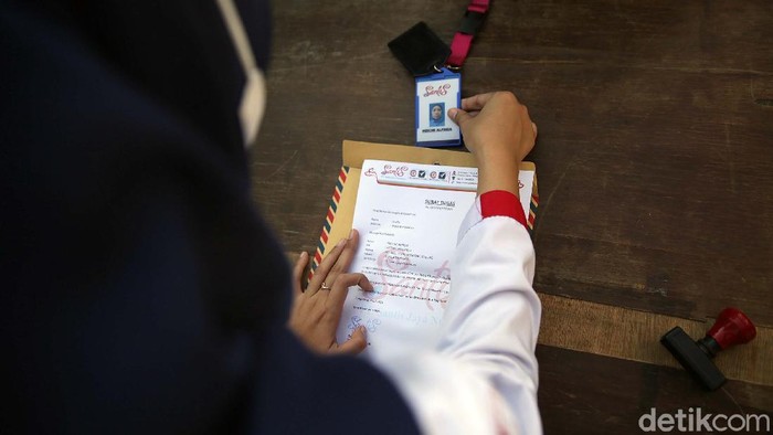 Kini pengguna KRL wajib membawa Surat Tanda Registrasi Pekerja (STRP). Di Stasiun Bekasi, syarat itu telah diberlakukan.