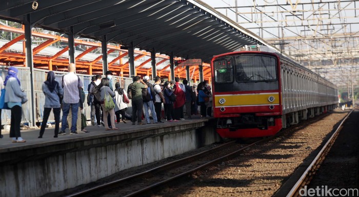 Kini pengguna KRL wajib membawa Surat Tanda Registrasi Pekerja (STRP). Di Stasiun Bekasi, syarat itu telah diberlakukan.