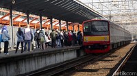 Sesuai dengan Surat Edaran Kementerian Perhubungan Nomor 50 tahun 2021 terkait perjalanan dengan moda kereta api, mulai Senin, 12 Juli 2021, tidak semua orang dapat naik KRL.  