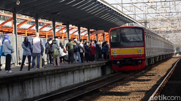 Kini pengguna KRL wajib membawa Surat Tanda Registrasi Pekerja (STRP). Di Stasiun Bekasi, syarat itu telah diberlakukan.