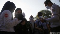 Hanya pekerja pekerja sektor esensial dan kritikal yang bisa naik Commuter Line dengan menunjukkan Surat Tanda Registrasi Pekerja (STRP) atau Surat Keterangan lainnya.  