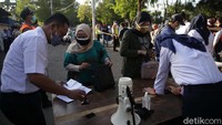 Petugas memeriksa dokumen yang dibawa calon penumpang.  