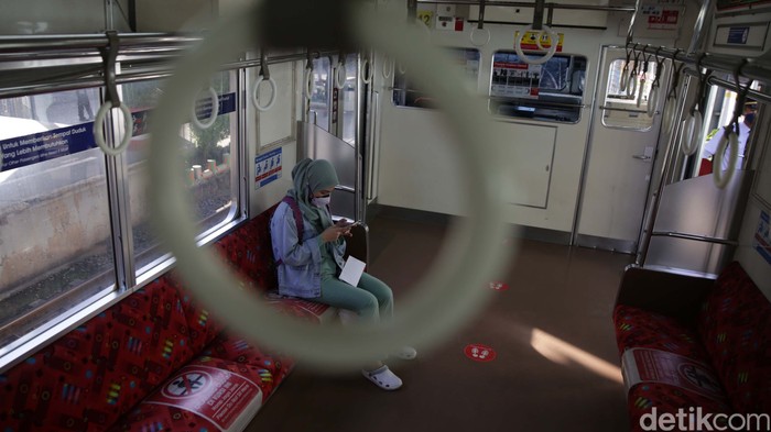 Kini pengguna KRL wajib membawa Surat Tanda Registrasi Pekerja (STRP). Di Stasiun Bekasi, syarat itu telah diberlakukan.