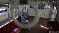 Pembatasan ini membuat gerbong Commuter Line hanya diisi beberapa penumpang.  