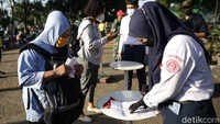 Petugas memeriksa Surat Tanda Registrasi Pekerja (STRP) calon penumpang di Stasiun Bekasi, Kota Bekasi, Jawa Barat, Senin (12/7/2021).  