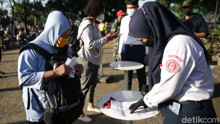 Stasiun Bekasi Mulai Berlakukan STRP untuk Calon Penumpang Kini pengguna KRL wajib membawa Surat Tanda Registrasi Pekerja (STRP). Di Stasiun Bekasi, syarat itu telah diberlakukan.