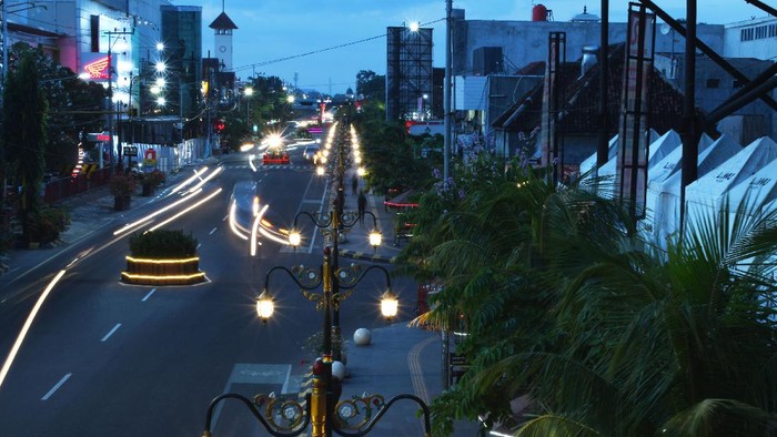 SUASANA KOTA MADIUN SAAT PPKM DARURAT Suasana sepi di salah satu sudut kota saat Pemberlakuan Pembatasan Kegiatan Masyarakat (PPKM) Darurat di Kota Madiun, Jawa Timur, Minggu (11/7/2021). Pemkot Madiun terus melakukan sosialisasi untuk mengimbau warga agar mengurangi mobilitas termasuk beraktivitas di ruang publik saat PPKM Darutat guna pengendalian penyebaran COVID-19. ANTARA FOTO/Siswowidodo/wsj.