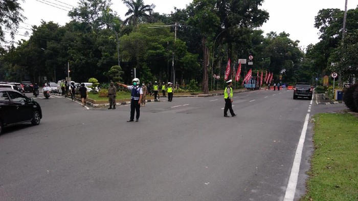 Suasana pengalihan arus lalin di Medan saat PPKM Darurat