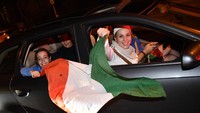 Tak cuma di Italia, pendukung Italia juga merayakan kemenangan Euro 2020 di berbagai negara. Pendukung Italia juga merayakan kemenangan tim mereka, di Zurich, Swiss.  Foto: AP/Walter Bieri