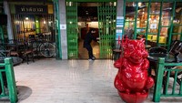 Penutupan mal selama pemberlakuan lockdown membuat sejumlah toko di mal maupun pusat perbelanjaan tak beroperasi untuk sementara waktu.  