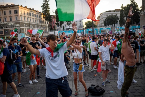 para pendukung Italia juga meluapkan kegembiraan mereka di alun-alun pusat Milan Duomo. Mereka juga membunyikan klakson mobil mereka di Naples. Foto: Getty Images/Antonio Masiello para pendukung Italia juga meluapkan kegembiraan mereka di alun-alun pusat Milan Duomo. Mereka juga membunyikan klakson mobil mereka di Naples. Foto: Getty Images/Antonio Masiello