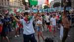 Potret Tifosi Rayakan Kemenangan Italia Seolah Pandemi Telah Usai