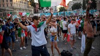 para pendukung Italia juga meluapkan kegembiraan mereka di alun-alun pusat Milan Duomo. Mereka juga membunyikan klakson mobil mereka di Naples. Foto: Getty Images/Antonio Masiello