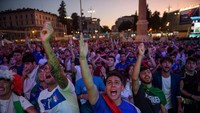 Pendukung Italia melakukan nonton bareng (nobar) pertandingan final Euro 2020 antara Italia melawan Inggris. Mereka kemudian merayakan kemenangan dengan berkerumun tanpa lagi memakai masker. Foto: Getty Images/Antonio Masiello