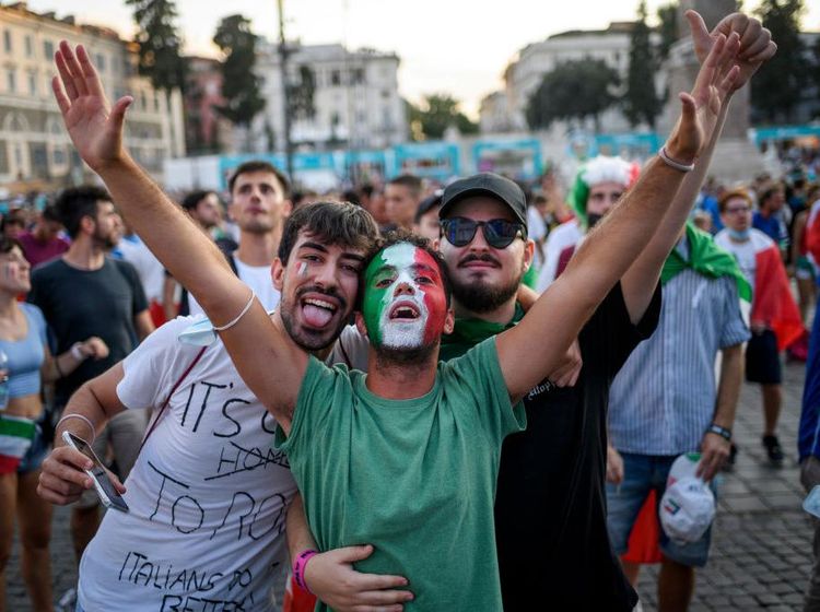 Potret Tifosi Rayakan Kemenangan Italia Seolah Pandemi Telah Usai