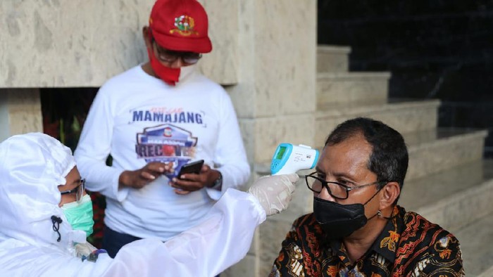 Tim Detektor COVID-19 Makassar saat melakukan tracing di kediaman Walkot Danny Pomanto (dok. Humas Pemkot Makassar).