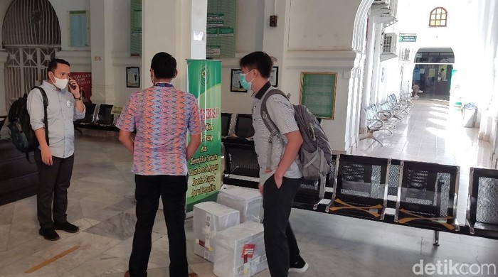 Tim KPK saat melimpahkan berkas perkara kasus suap Nurdin Abdullah ke PN Makassar. (Hermawan/detikcom)
