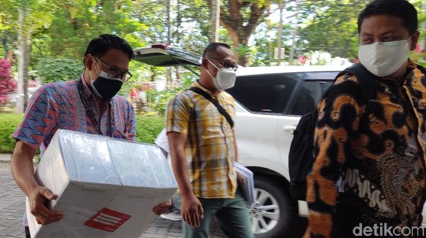 Tim KPK saat melimpahkan berkas perkara kasus suap Nurdin Abdullah ke PN Makassar. (Hermawan/detikcom)