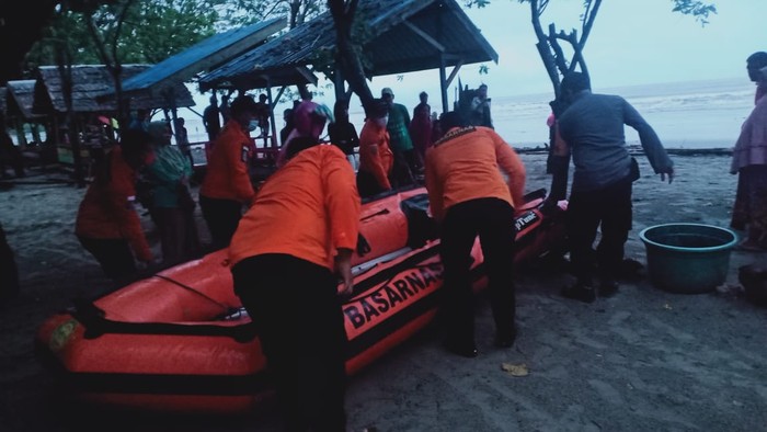 Tim SAR mencari orang hilang di Pantai Batu Gong, Konawe, Sultra.