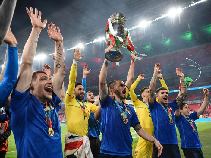LONDON, ENGLAND - JULY 11: Leonardo Bonucci of Italy lifts The Henri Delaunay Trophy following his teams victory in the UEFA Euro 2020 Championship Final between Italy and England at Wembley Stadium on July 11, 2021 in London, England. (Photo by Andy Rain - Pool/Getty Images)