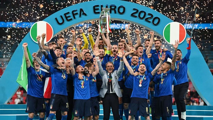Timnas Italia LONDON, ENGLAND - JULY 11: Giorgio Chiellini, Captain of Italy lifts The Henri Delaunay Trophy following his team's victory in the UEFA Euro 2020 Championship Final between Italy and England at Wembley Stadium on July 11, 2021 in London, England. (Photo by Michael Regan/UEFA via Getty Images)